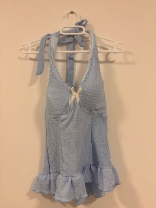 Top azul con volantes y lazo