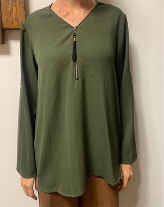 Blusa verde con cerniera