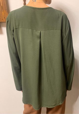 Blusa verde con cerniera