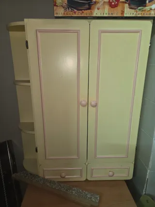 Armario antiguo beige y rosa