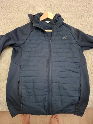 Chaqueta azul con capucha