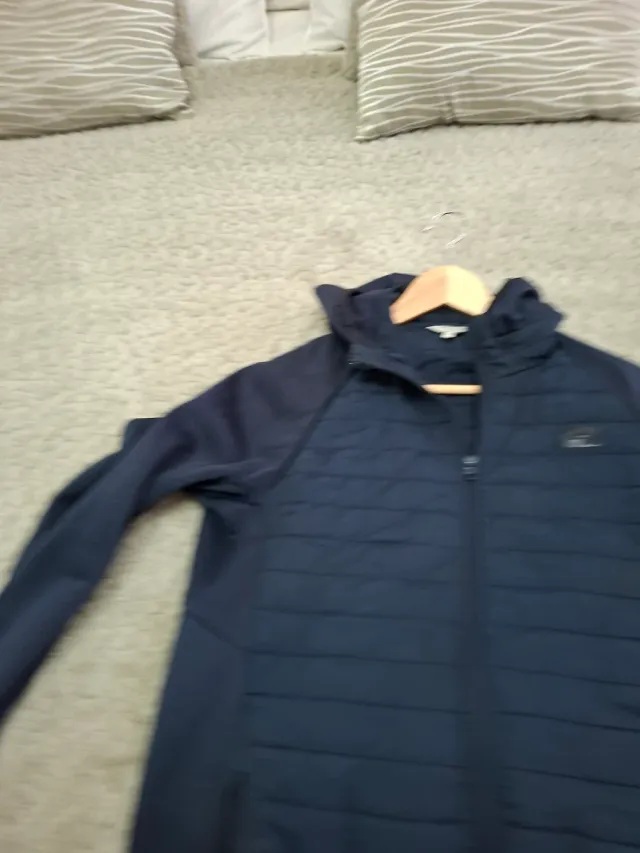 Chaqueta azul con capucha