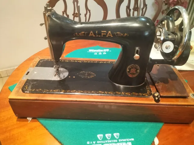 Máquina de coser antigua Alfa