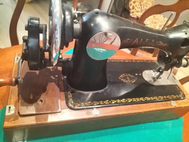 Máquina de coser antigua Alfa