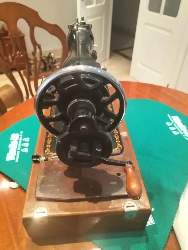 Máquina de coser antigua Alfa