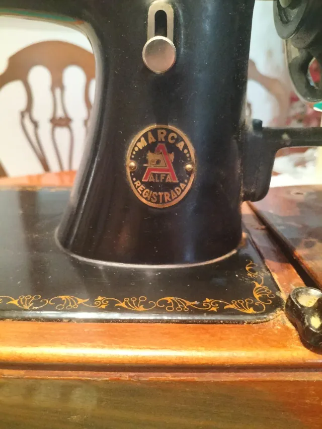 Máquina de coser antigua Alfa