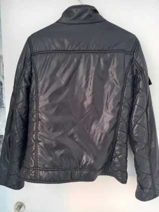Una Chaqueta Mango Negra/Un anorak de Zara
