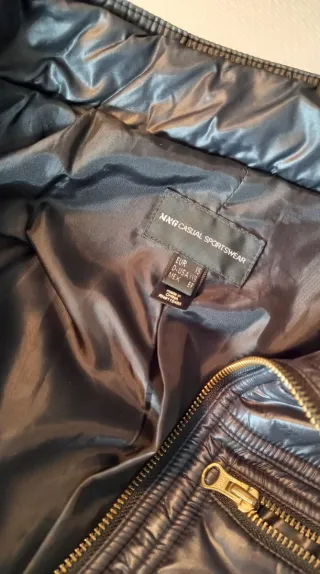 Una Chaqueta Mango Negra/Un anorak de Zara