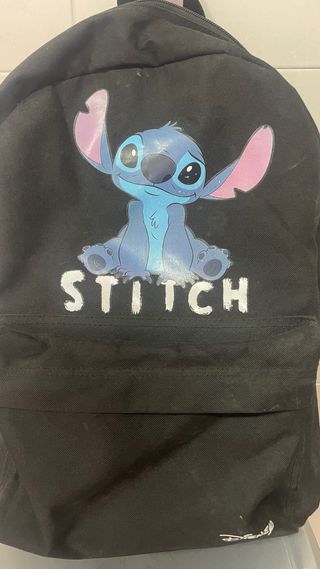 Mochila negra con personaje Stitch