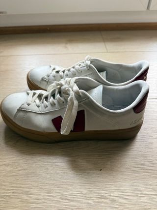 Zapatillas Veja Blancas y Rojas