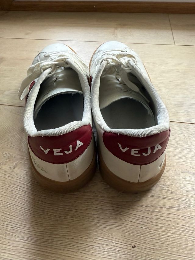 Zapatillas Veja Blancas y Rojas