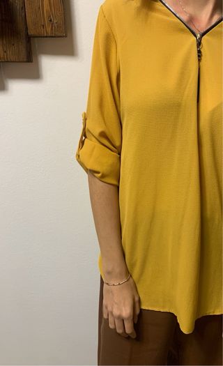 Blusa gialla con zip
