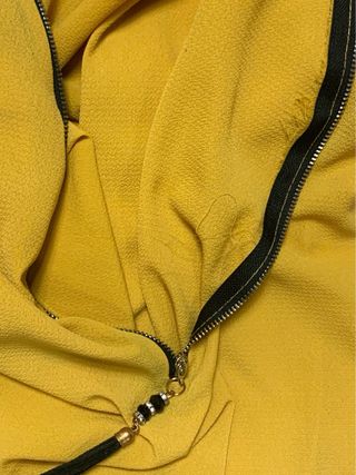 Blusa gialla con zip
