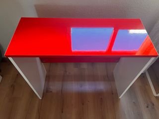 Scrivania Formica Rosso e Bianco. Con eccentrici.