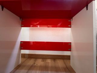 Scrivania Formica Rosso e Bianco. Con eccentrici.