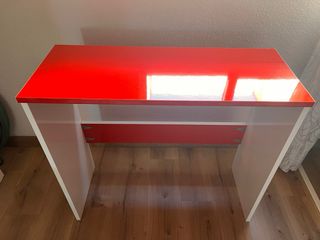 Scrivania Formica Rosso e Bianco. Con eccentrici.