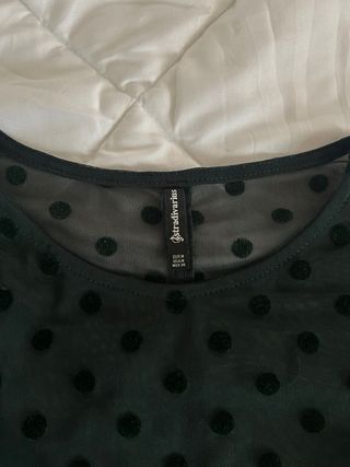 Camiseta verde tul lunares Stradivarius