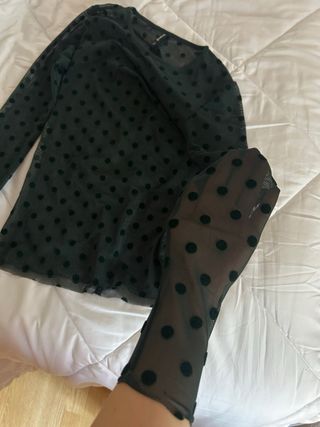 Camiseta verde tul lunares Stradivarius