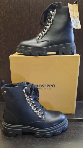 Botines de piel de la marca Gioseppo.