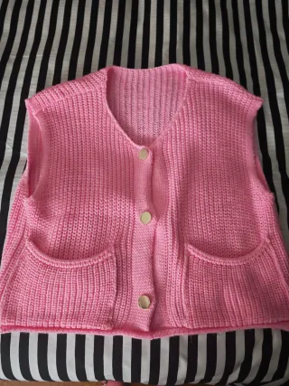 Chaleco rosa de punto con botones