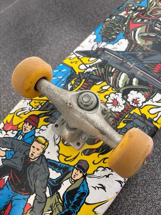 Tabla de skate con diseño de robot y avión