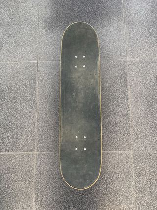 Tabla de skate con diseño de robot y avión