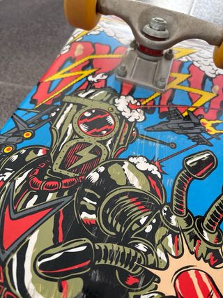Tabla de skate con diseño de robot y avión