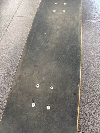 Tabla de skate con diseño de robot y avión