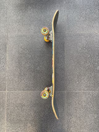 Tabla de skate con diseño de robot y avión