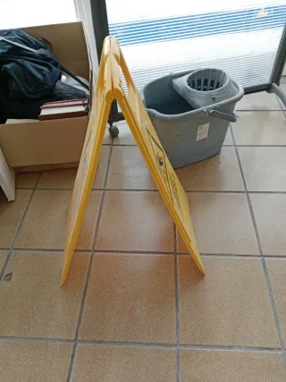 Señal de suelo resbaladizo