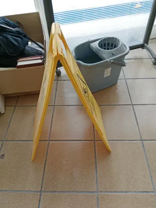 Señal de suelo resbaladizo