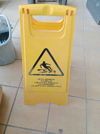 Señal de suelo resbaladizo