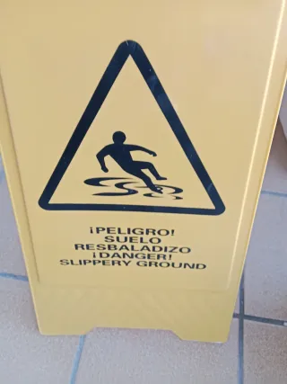 Señal de suelo resbaladizo