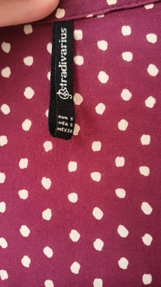 Camisa de lunares burdeos