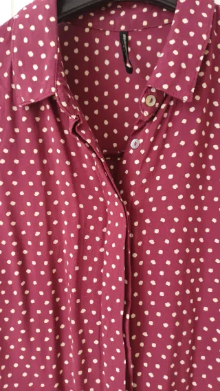 Camisa de lunares burdeos