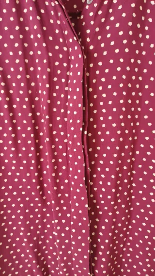 Camisa de lunares burdeos