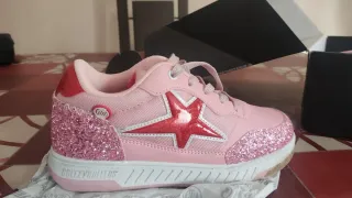 Zapatillas con ruedas rosas y estrella roja