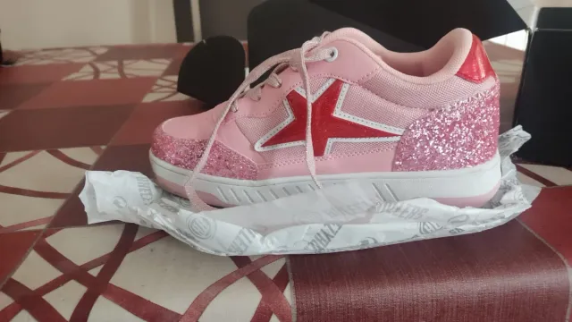 Zapatillas con ruedas rosas y estrella roja