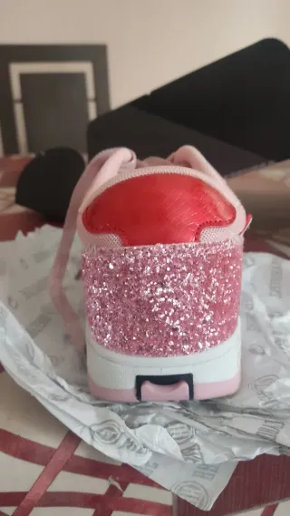 Zapatillas con ruedas rosas y estrella roja