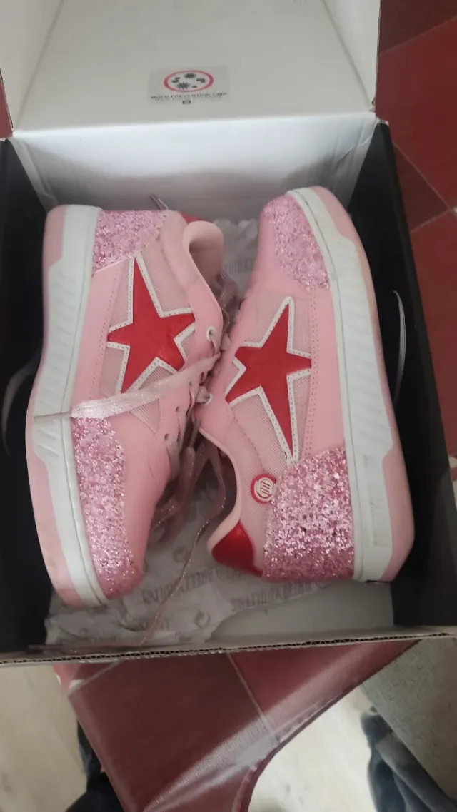 Zapatillas con ruedas rosas y estrella roja