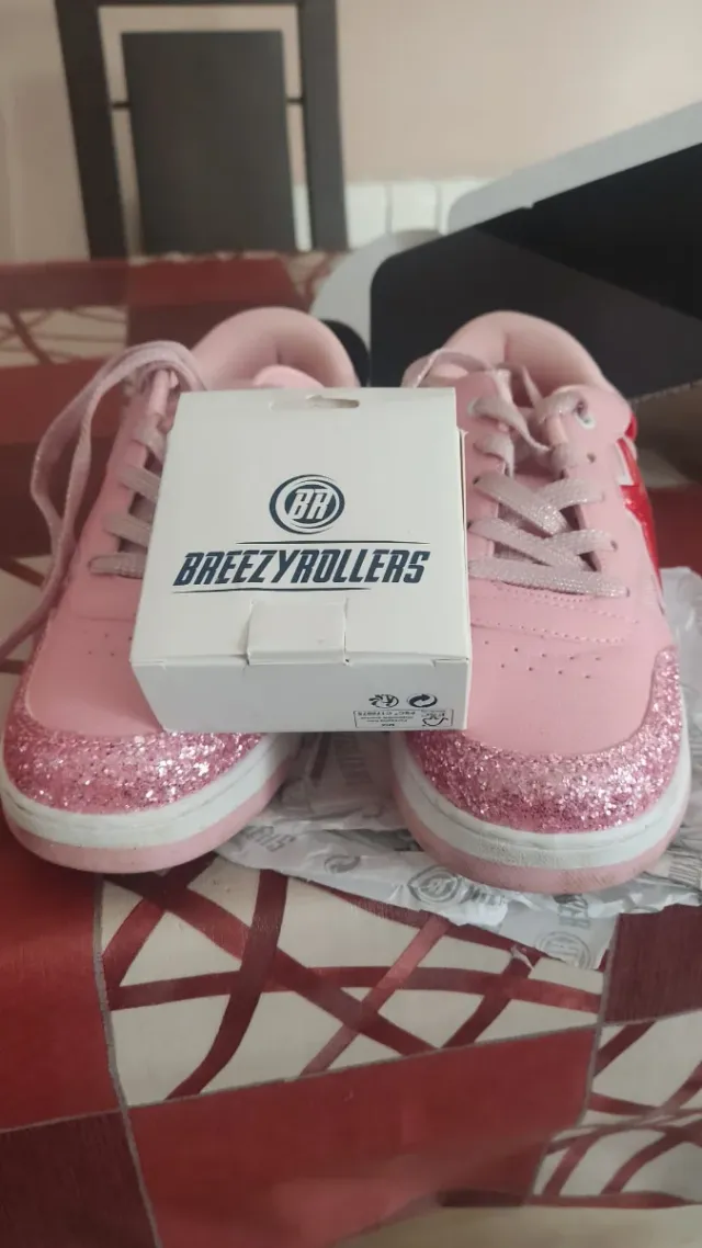 Zapatillas con ruedas rosas y estrella roja