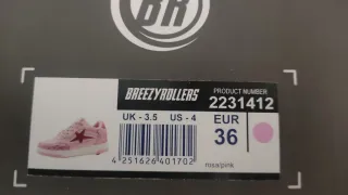 Zapatillas con ruedas rosas y estrella roja