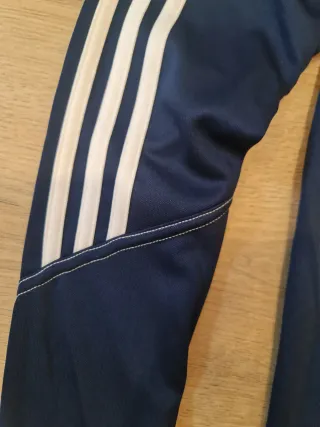 Polo Adidas azul con rayas blancas