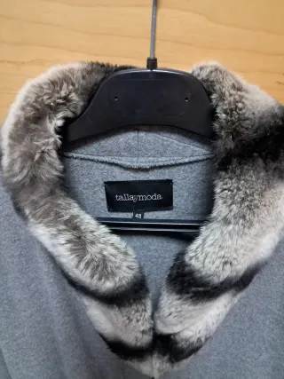 Capa de lana gris con detalles de pelo