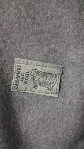 Capa de lana gris con detalles de pelo