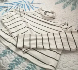 Top rayas hombros descubiertos manga larga