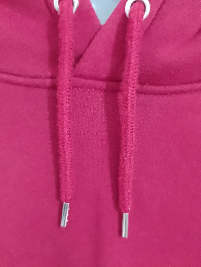 Sudadera fucsia con capucha y bolsillo