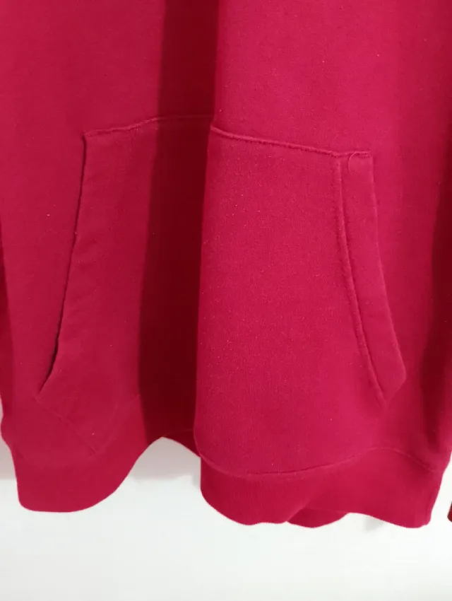 Sudadera fucsia con capucha y bolsillo
