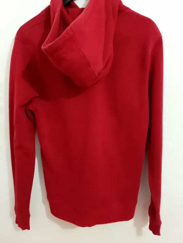 Sudadera fucsia con capucha y bolsillo