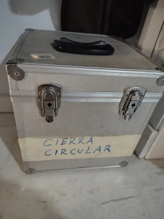 Sierra circular Bosch PKS 40 + maletín de aluminio